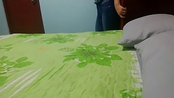 بعد از جشن، او را در حال تماشای من در حمام می گیرم