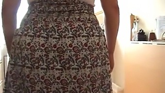 British Mature Woman Offers Upskirt View And Handjob For Money