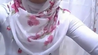 Turkish Woman Wearing Hijab Gets Intimate