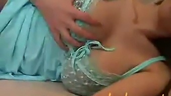 یک زن آسیایی بی تنه توسط یک پسر آموزش داده می شود و با او رابطه جنسی دارد