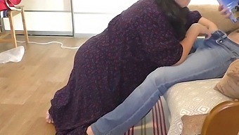 مادر آماتور به پسر یک دم دستی می دهد و کون بالغ خود را برای بازی مقعدی نشان می دهد