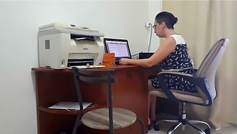 Sếp Và Thư Ký Thỏa Mãn Nhau Bằng Cunnilingus Trong Văn Phòng