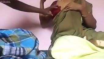 El Dueño Se Deleita Exprimiendo Los Pechos Y Pezones De Su Sirvienta En Este Vídeo Casero