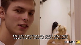 A Főiskolai Hallgató Meglepetést Kap Mostohaanyja Barátjával A Fürdőszobában.