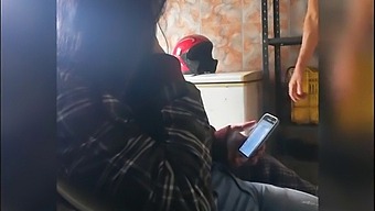 یک زوج آماتور در محل کار شیطنت می کنند