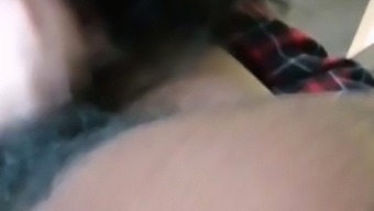 دختر آسیایی شهوانی در این ویدیوی انحصاری کار دستی می دهد و یک کام شات دریافت می کند