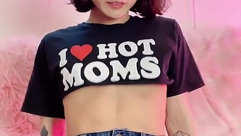 Một Người Đam Mê Thể Dục Khoe Thân Hình Săn Chắc Và Để Lộ Quần Lót Trước Công Chúng.