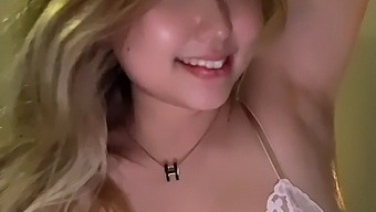 Aasian Babe Kotitekoinen Creampie Video, Jossa Kainalo Nuolee Ja Hunajaa Pelata