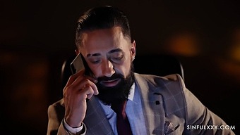 منشی بسته شده و در راه پله نفوذ کرده است