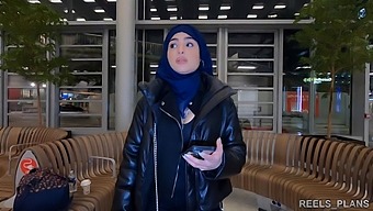 ندجا، ایرانی محجبه، دخول مقعدی را در توالت و راهرو به عنوان پرداخت هزینه هواپیما تجربه می کند