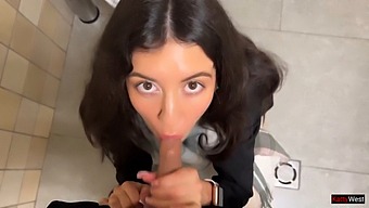 دختر لاغر در یک جلسه غذا می خورد و یک لقمه منی می گیرد